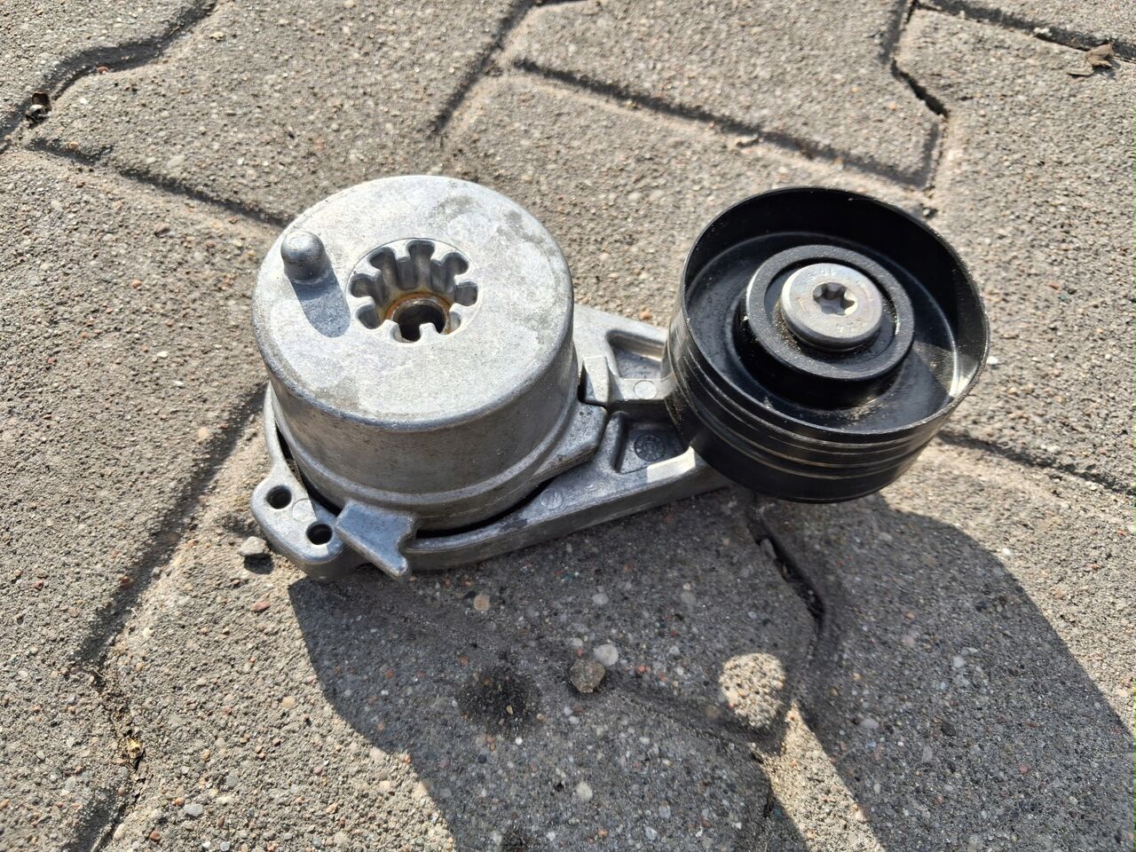 VOLVO ROLKA NAPINACZ PASKA ALTERNATORA RENAULT RANGE GAMA T VOLVO FH 4 5 - Engine and parts for Truck: picture 1 VOLVO ROLKA NAPINACZ PASKA ALTERNATORA RENAULT RANGE GAMA T VOLVO FH 4 5 - Engine and parts for Truck: picture 1
