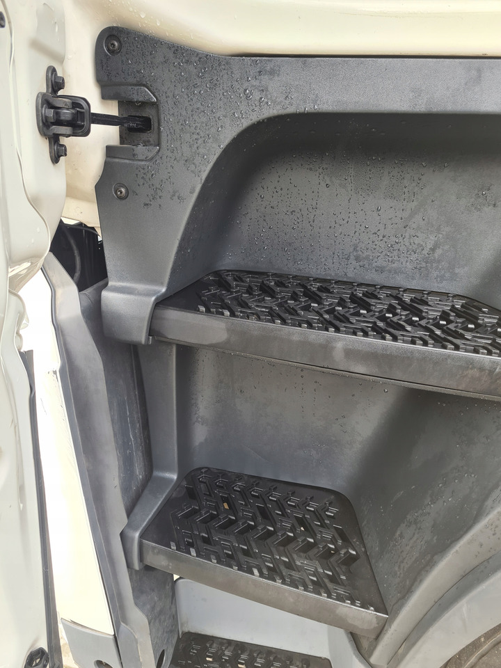 VOLVO STOPIEŃ STOPNICA KOMPLETNA LEWA STELAŻ ORYGINAŁ VOLVO FH 5 - Footstep for Truck: picture 2 VOLVO STOPIEŃ STOPNICA KOMPLETNA LEWA STELAŻ ORYGINAŁ VOLVO FH 5 - Footstep for Truck: picture 2