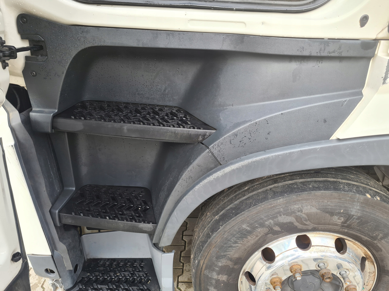 VOLVO STOPIEŃ STOPNICA KOMPLETNA LEWA STELAŻ ORYGINAŁ VOLVO FH 5 - Footstep for Truck: picture 1 VOLVO STOPIEŃ STOPNICA KOMPLETNA LEWA STELAŻ ORYGINAŁ VOLVO FH 5 - Footstep for Truck: picture 1