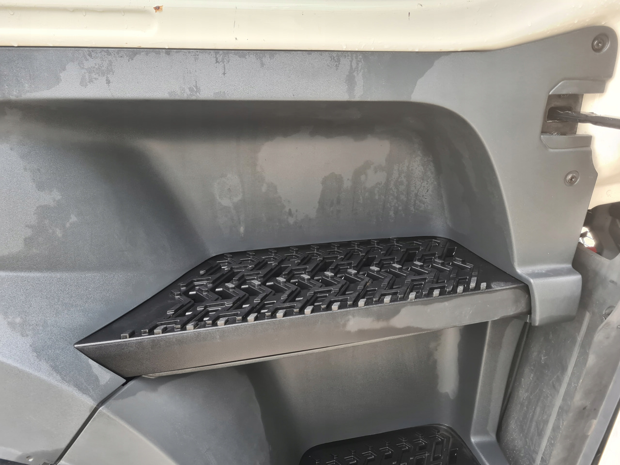 VOLVO STOPIEŃ STOPNICA KOMPLETNA PRAWA STELAŻ ORYGINAŁ VOLVO FH 5 - Footstep for Truck: picture 3 VOLVO STOPIEŃ STOPNICA KOMPLETNA PRAWA STELAŻ ORYGINAŁ VOLVO FH 5 - Footstep for Truck: picture 3