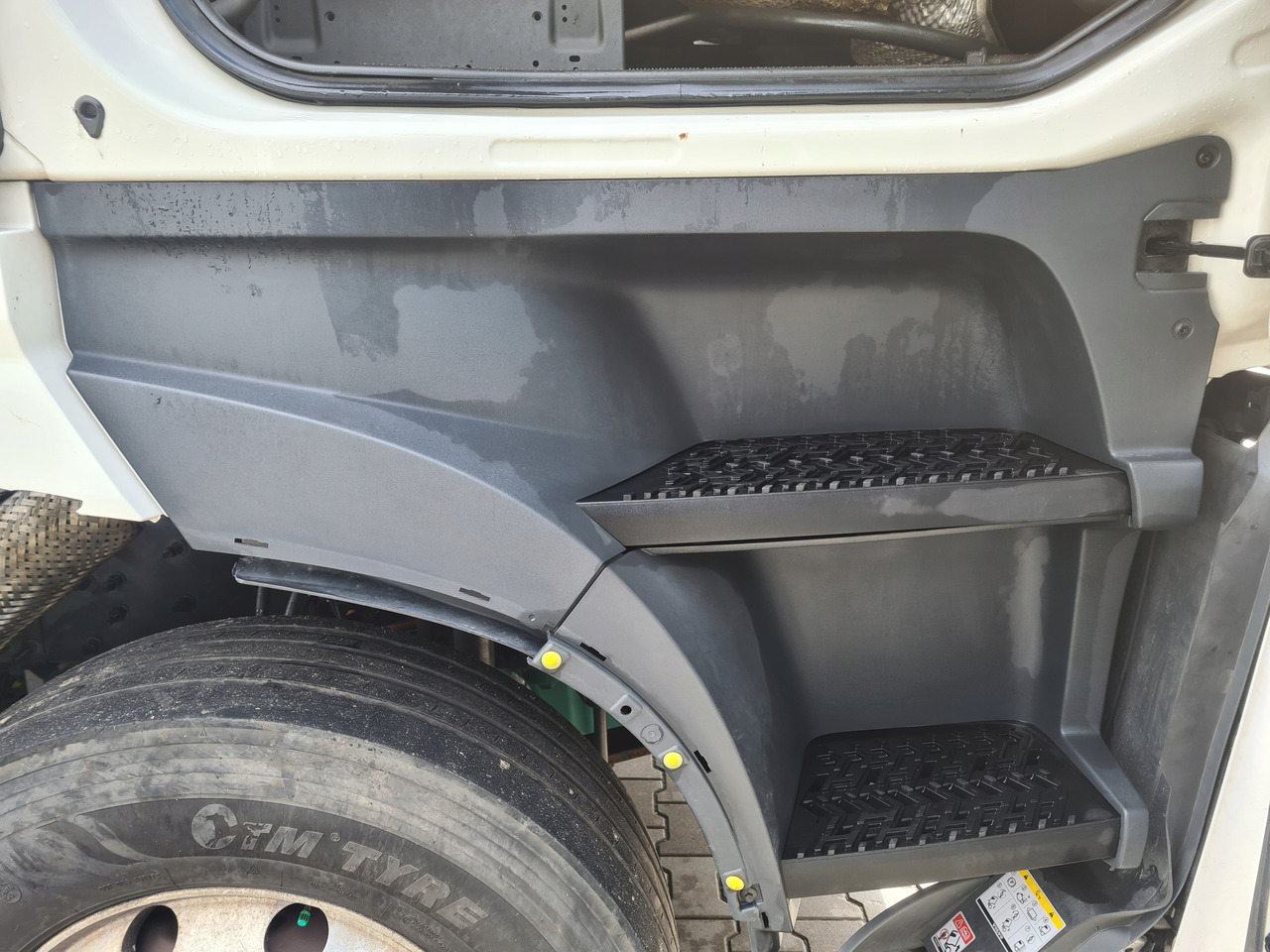 VOLVO STOPIEŃ STOPNICA KOMPLETNA PRAWA STELAŻ ORYGINAŁ VOLVO FH 5 - Footstep for Truck: picture 1 VOLVO STOPIEŃ STOPNICA KOMPLETNA PRAWA STELAŻ ORYGINAŁ VOLVO FH 5 - Footstep for Truck: picture 1