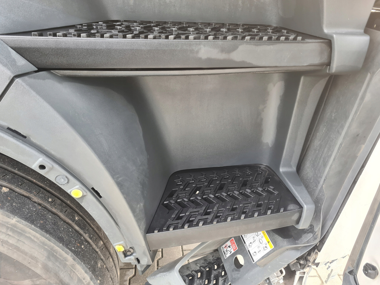 VOLVO STOPIEŃ STOPNICA KOMPLETNA PRAWA STELAŻ ORYGINAŁ VOLVO FH 5 - Footstep for Truck: picture 4 VOLVO STOPIEŃ STOPNICA KOMPLETNA PRAWA STELAŻ ORYGINAŁ VOLVO FH 5 - Footstep for Truck: picture 4