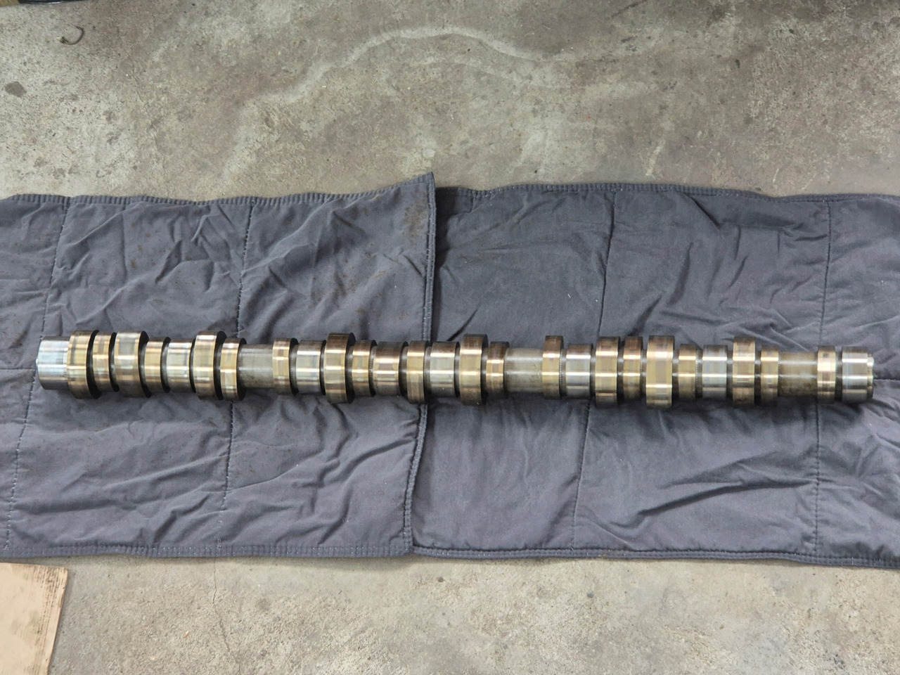 VOLVO WAŁEK ROZRZĄDU VOLVO FH FM 4 RENAULT GAMA T D13K 23271083 COMMON RAIL - Camshaft for Truck: picture 1 VOLVO WAŁEK ROZRZĄDU VOLVO FH FM 4 RENAULT GAMA T D13K 23271083 COMMON RAIL - Camshaft for Truck: picture 1