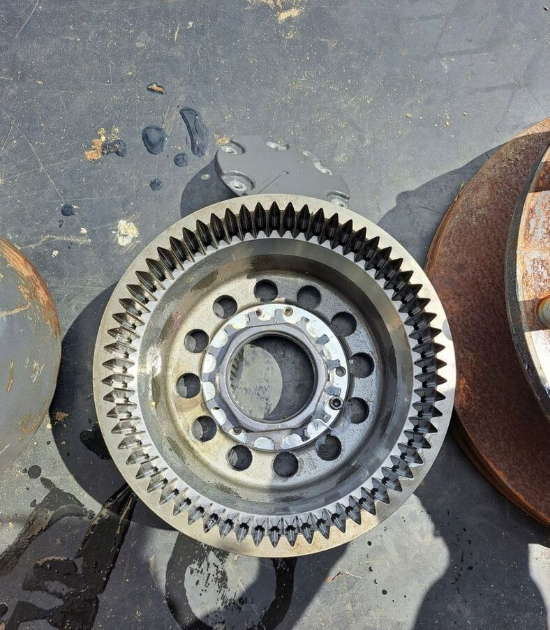 Volvo ZWOLNICA KOMPLETNA PIASTA VOLVO FH FM RENAULT DXI 3192335 - Wheel hub for Truck: picture 2 Volvo ZWOLNICA KOMPLETNA PIASTA VOLVO FH FM RENAULT DXI 3192335 - Wheel hub for Truck: picture 2