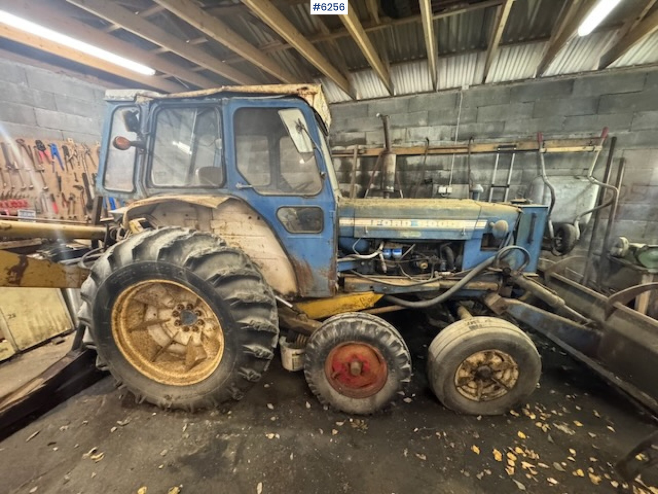 1968 Ford 5000 w/ digger, front cutter and 3 buckets! on lease 1968 Ford 5000 w/ digger, front cutter and 3 buckets!: picture 7