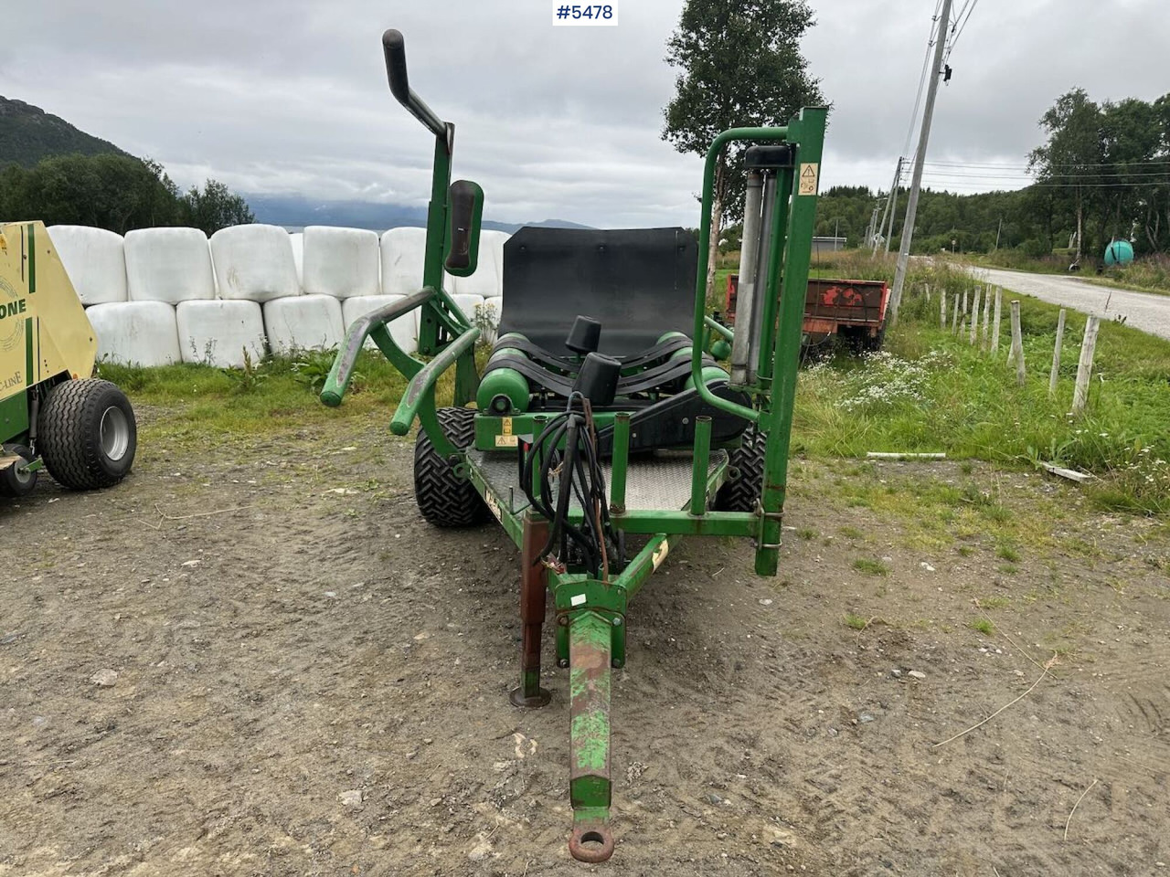 1996 McHale 991B - Hay and forage equipment: picture 3 1996 McHale 991B - Hay and forage equipment: picture 3