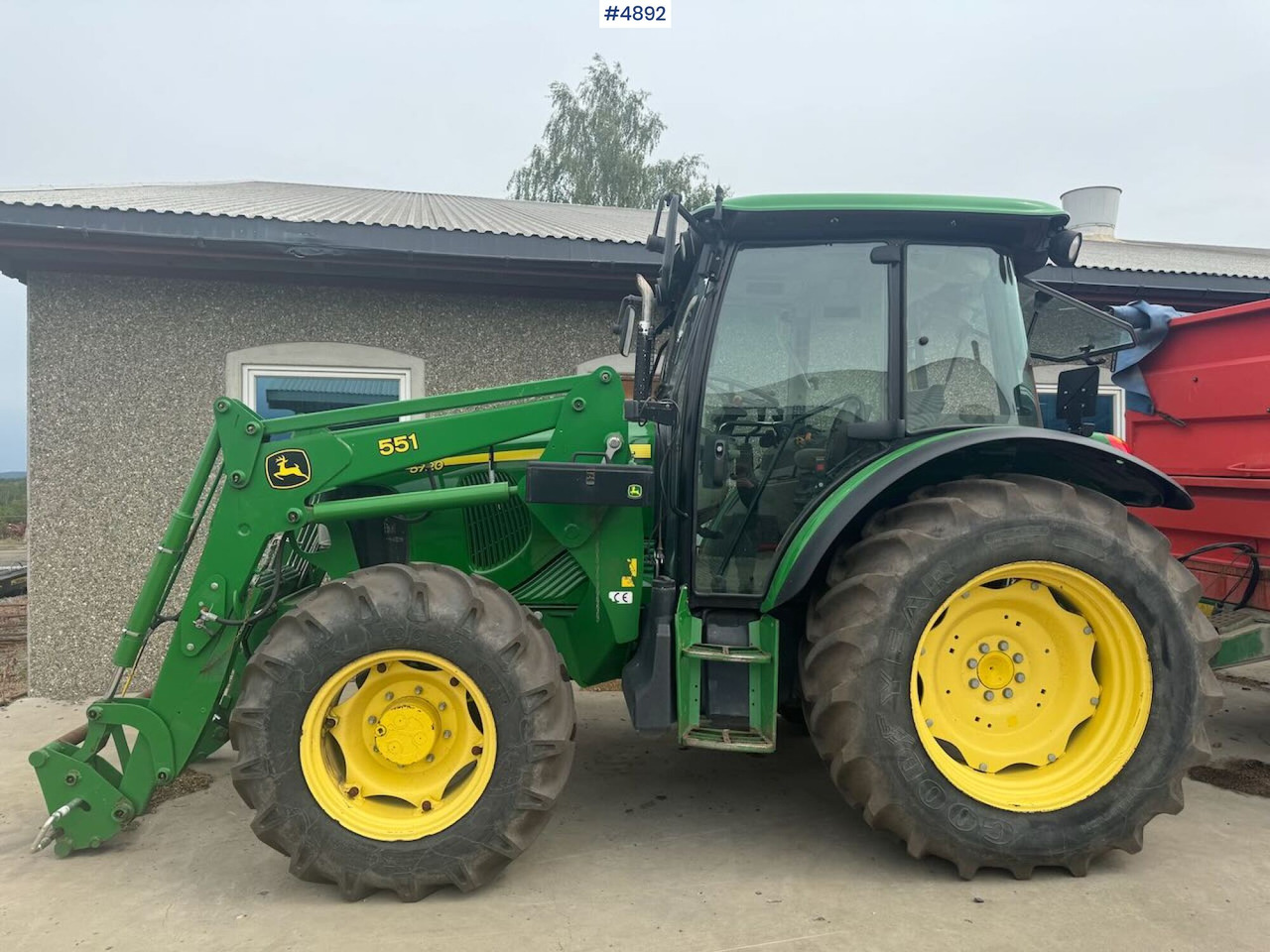 2004 John Deere 5720 4x4 w/ front loader - Farm tractor: picture 2 2004 John Deere 5720 4x4 w/ front loader - Farm tractor: picture 2