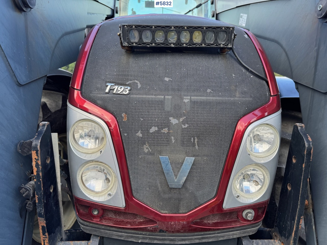2014 Valtra T193 H w/ front loader and plow plate. - Farm tractor: picture 4 2014 Valtra T193 H w/ front loader and plow plate. - Farm tractor: picture 4