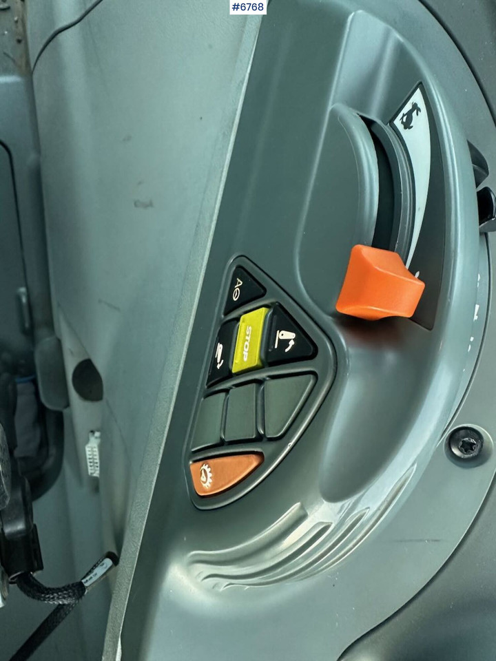 Farm tractor 2017 Claas Arion 440 4x4 tractor w/ front loader, GPS setup and good tires. Low hours!: picture 36