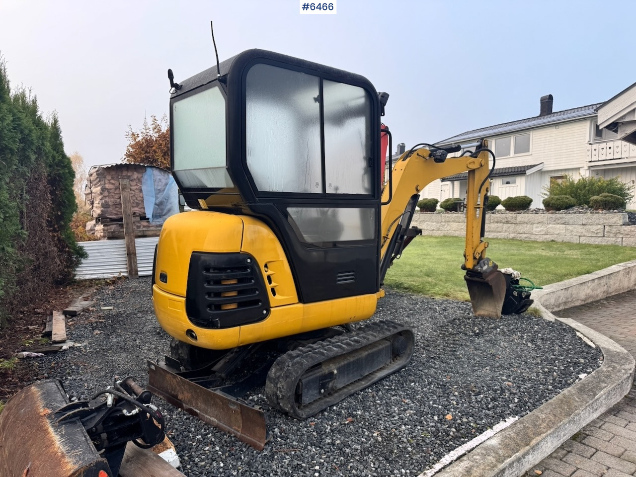 Approx. 2004 CAT 301.8 Mini excavator w/ 4 buckets and grapple. - Excavator: picture 3 Approx. 2004 CAT 301.8 Mini excavator w/ 4 buckets and grapple. - Excavator: picture 3
