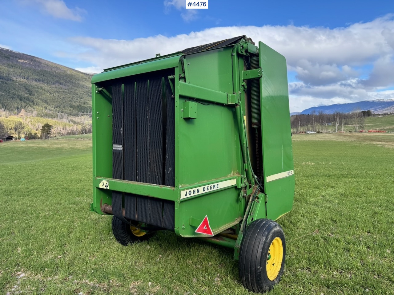 Circa 1990 John Deere 550 Round Baler - Hay and forage equipment: picture 3 Circa 1990 John Deere 550 Round Baler - Hay and forage equipment: picture 3