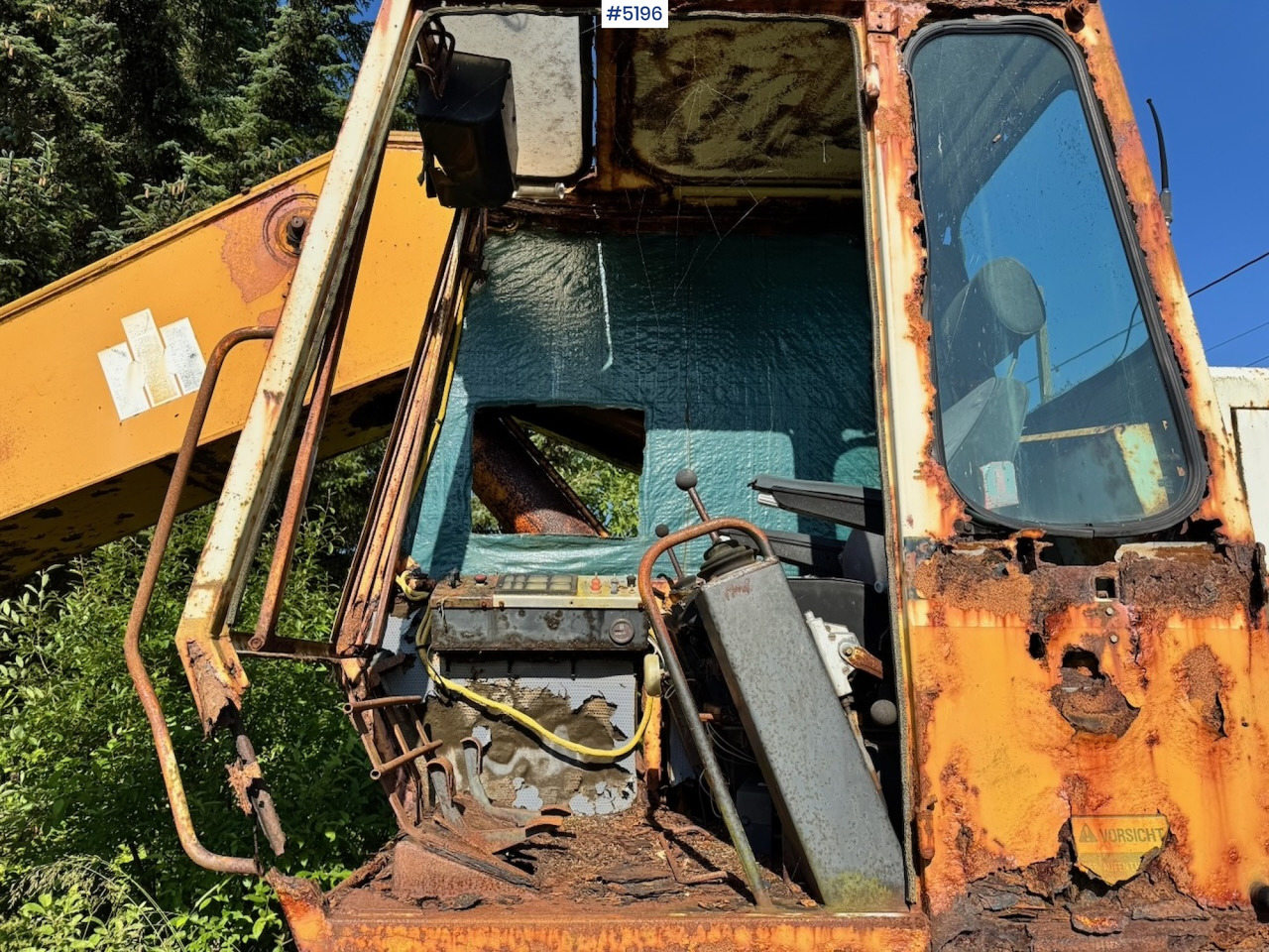 International 637 Tracked digger w/ Digging bucket - Excavator: picture 5 International 637 Tracked digger w/ Digging bucket - Excavator: picture 5