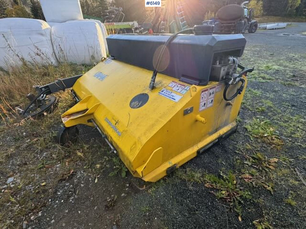 Vama front broom with Euro combo mount - Sprayer: picture 1 Vama front broom with Euro combo mount - Sprayer: picture 1