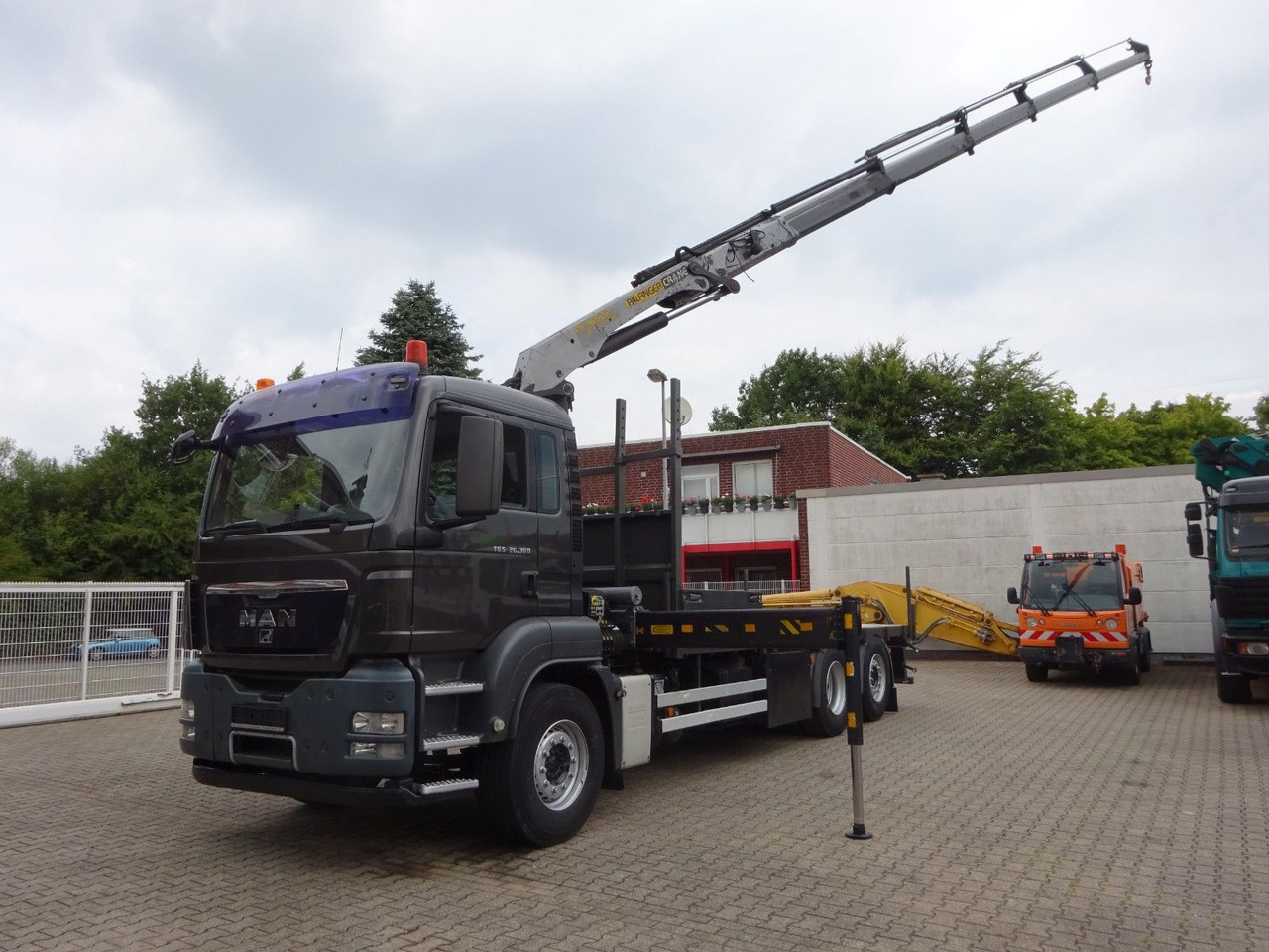MAN 26.360 TGS Pritsche + PK 16502 Kran 6x2 - Crane truck: picture 4 MAN 26.360 TGS Pritsche + PK 16502 Kran 6x2 - Crane truck: picture 4