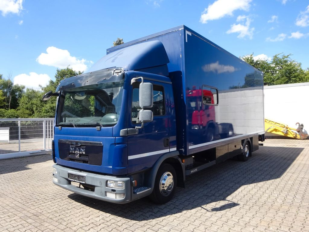MAN 8.220 Koffer mit LBW als Wohnmobil ausgebaut 4x2 - Box truck: picture 2 MAN 8.220 Koffer mit LBW als Wohnmobil ausgebaut 4x2 - Box truck: picture 2