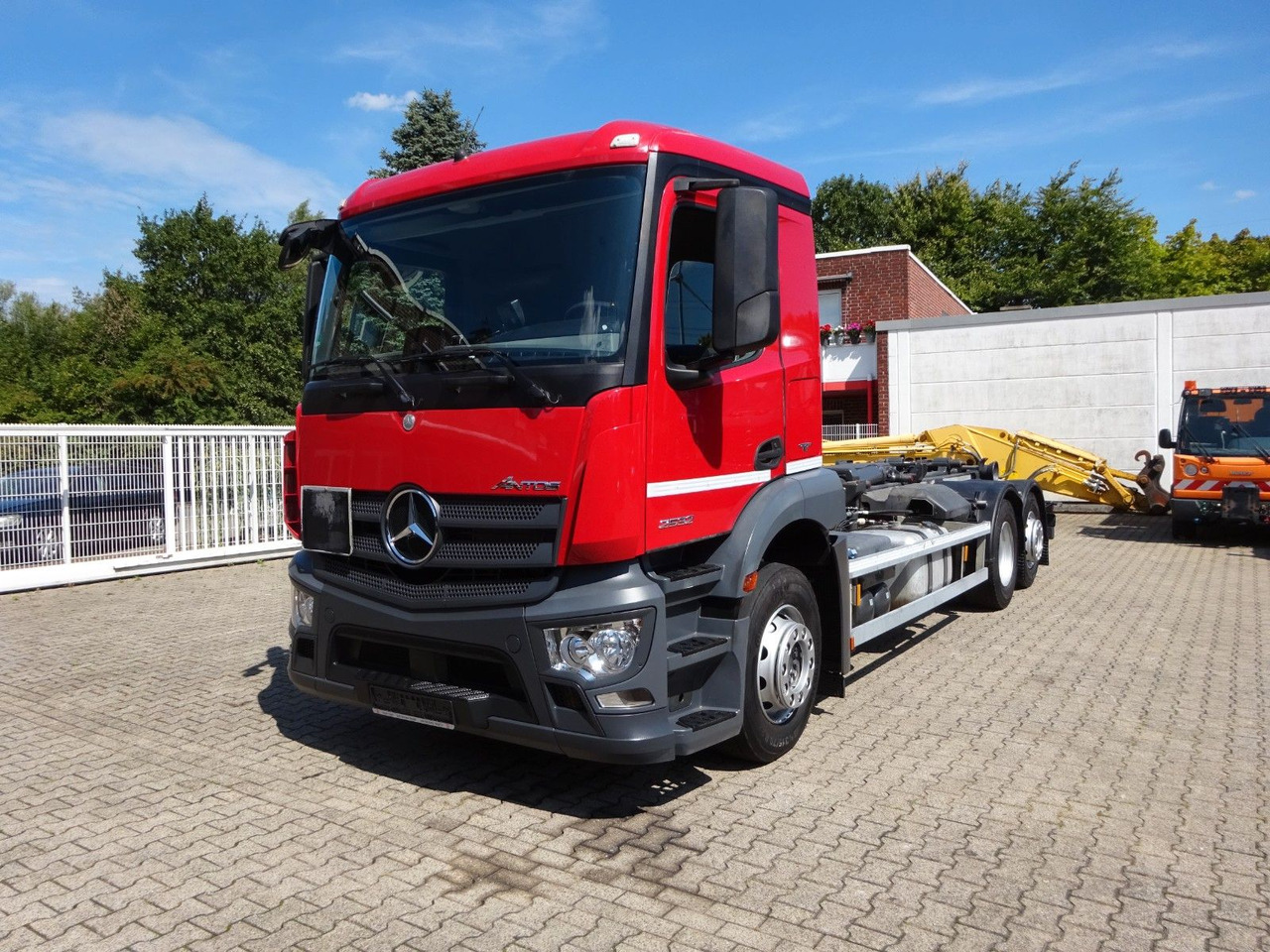 Mercedes-Benz 2532 ANTOS MEILLER Abroller Lift+Lenkachse 6x2 - Hook lift truck: picture 2 Mercedes-Benz 2532 ANTOS MEILLER Abroller Lift+Lenkachse 6x2 - Hook lift truck: picture 2