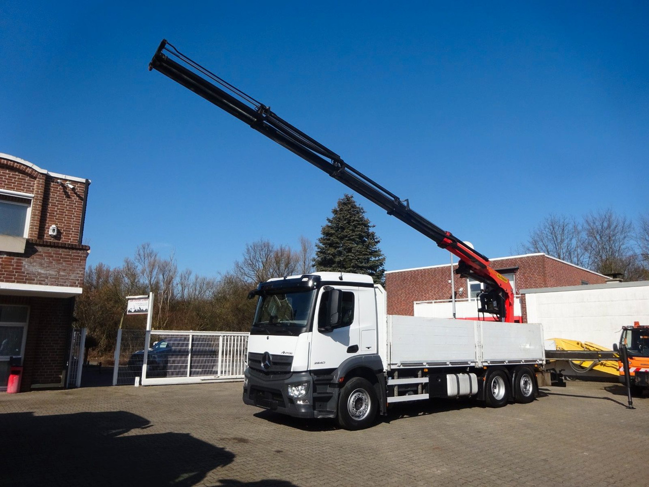 Mercedes-Benz 2540 Antos + Palfinger 20001K Hecklade-Kran - Crane truck, Dropside/ Flatbed truck: picture 2 Mercedes-Benz 2540 Antos + Palfinger 20001K Hecklade-Kran - Crane truck, Dropside/ Flatbed truck: picture 2