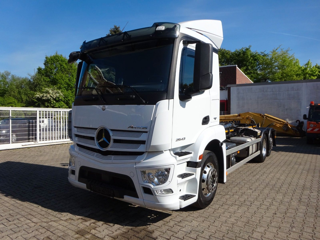 Mercedes-Benz 2543 Antos PALFINGER Abroller - Hook lift truck: picture 2 Mercedes-Benz 2543 Antos PALFINGER Abroller - Hook lift truck: picture 2