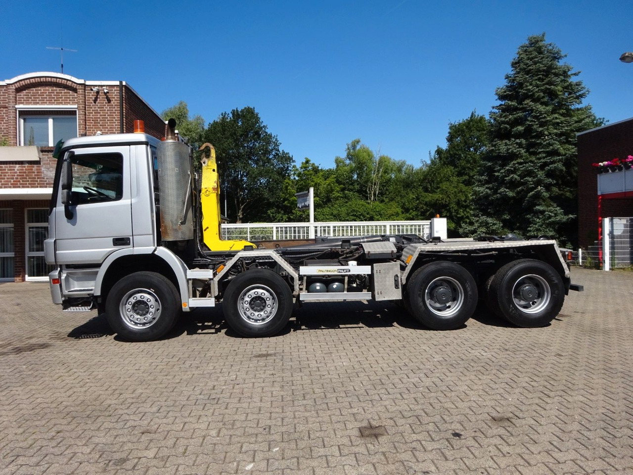 Mercedes-Benz 3244 Actros PALFINGER Abroller 8x4 - Hook lift truck: picture 2 Mercedes-Benz 3244 Actros PALFINGER Abroller 8x4 - Hook lift truck: picture 2