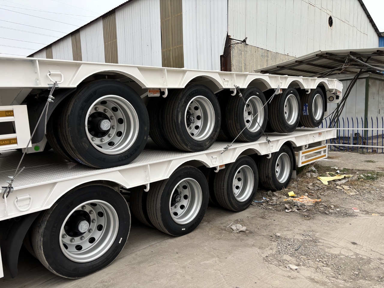 - Dropside/ Flatbed semi-trailer: picture 1 - Dropside/ Flatbed semi-trailer: picture 1