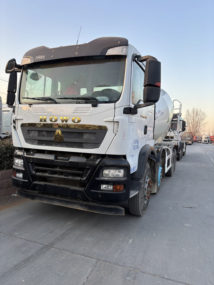 HOWO - Concrete mixer truck: picture 1 HOWO - Concrete mixer truck: picture 1