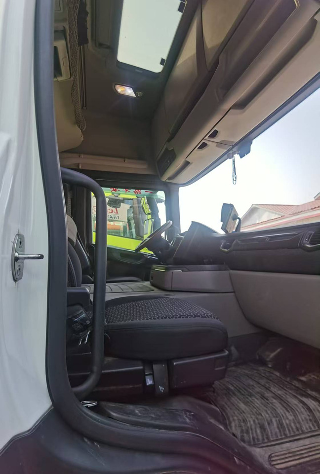 Tractor unit SCANIA: picture 6