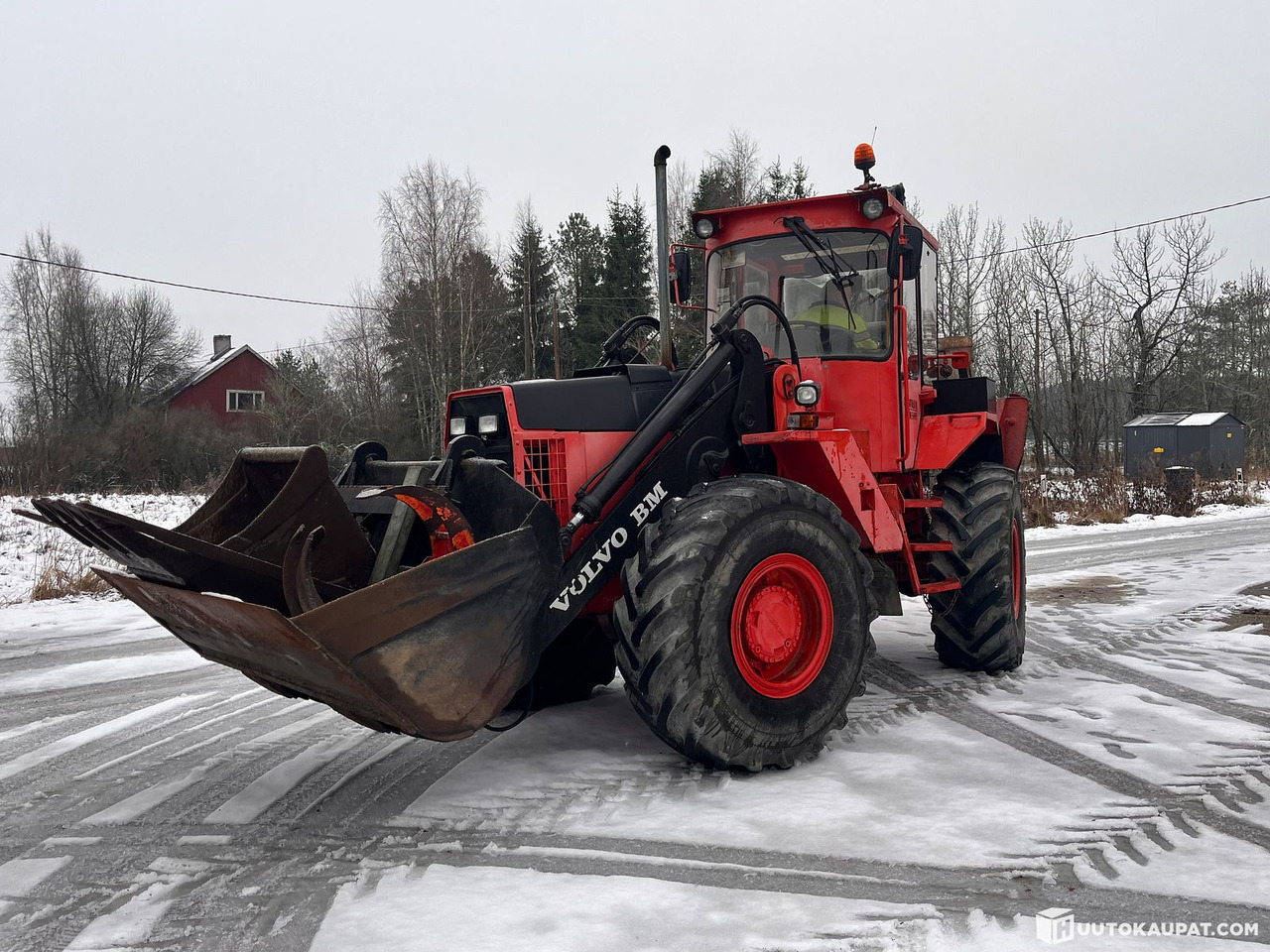 Volvo BM 6300, traktorikaivuri pyörittäjällä ja runsailla lisävarusteilla, 1987, Marttila - Backhoe loader: picture 3 Volvo BM 6300, traktorikaivuri pyörittäjällä ja runsailla lisävarusteilla, 1987, Marttila - Backhoe loader: picture 3