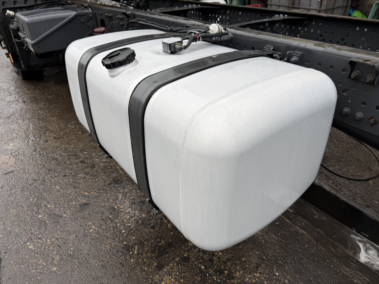 Mercedes Actros MP 4 Antos 390L - Fuel tank: picture 3 Mercedes Actros MP 4 Antos 390L - Fuel tank: picture 3