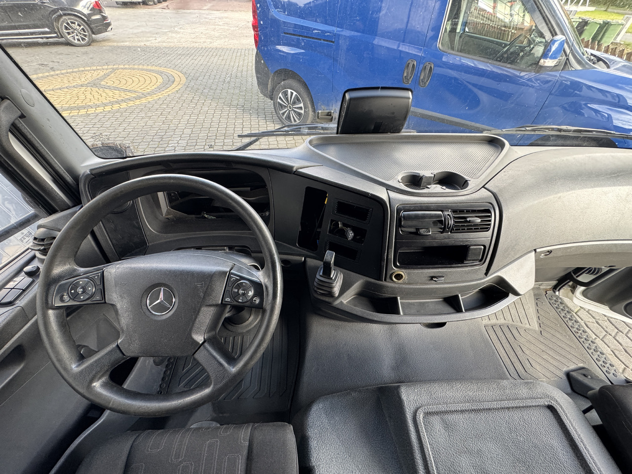 Mercedes Atego Axor - Cab and interior: picture 2 Mercedes Atego Axor - Cab and interior: picture 2