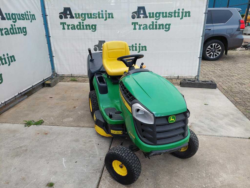 John Deere X 135R - Garden mower: picture 1 John Deere X 135R - Garden mower: picture 1