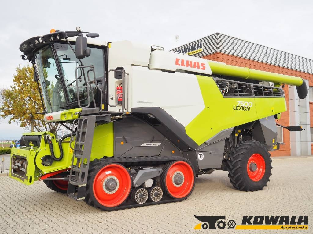 Claas Lexion 7500TT GPS + V930  - Combine harvester: picture 1 Claas Lexion 7500TT GPS + V930  - Combine harvester: picture 1