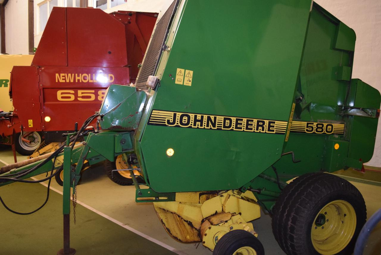 John Deere 580 - Round baler: picture 1 John Deere 580 - Round baler: picture 1