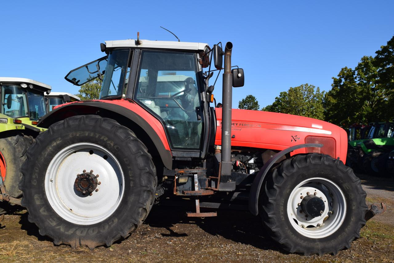 Massey Ferguson MF 8250 - Farm tractor: picture 2 Massey Ferguson MF 8250 - Farm tractor: picture 2
