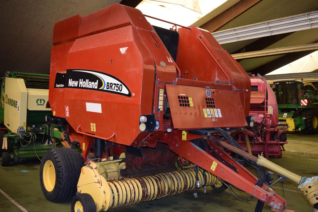 New Holland BR 750 CropCutter - Round baler: picture 2 New Holland BR 750 CropCutter - Round baler: picture 2