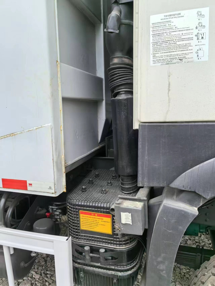 Refrigerator truck SINOTRUK HOWO 6x4: picture 8