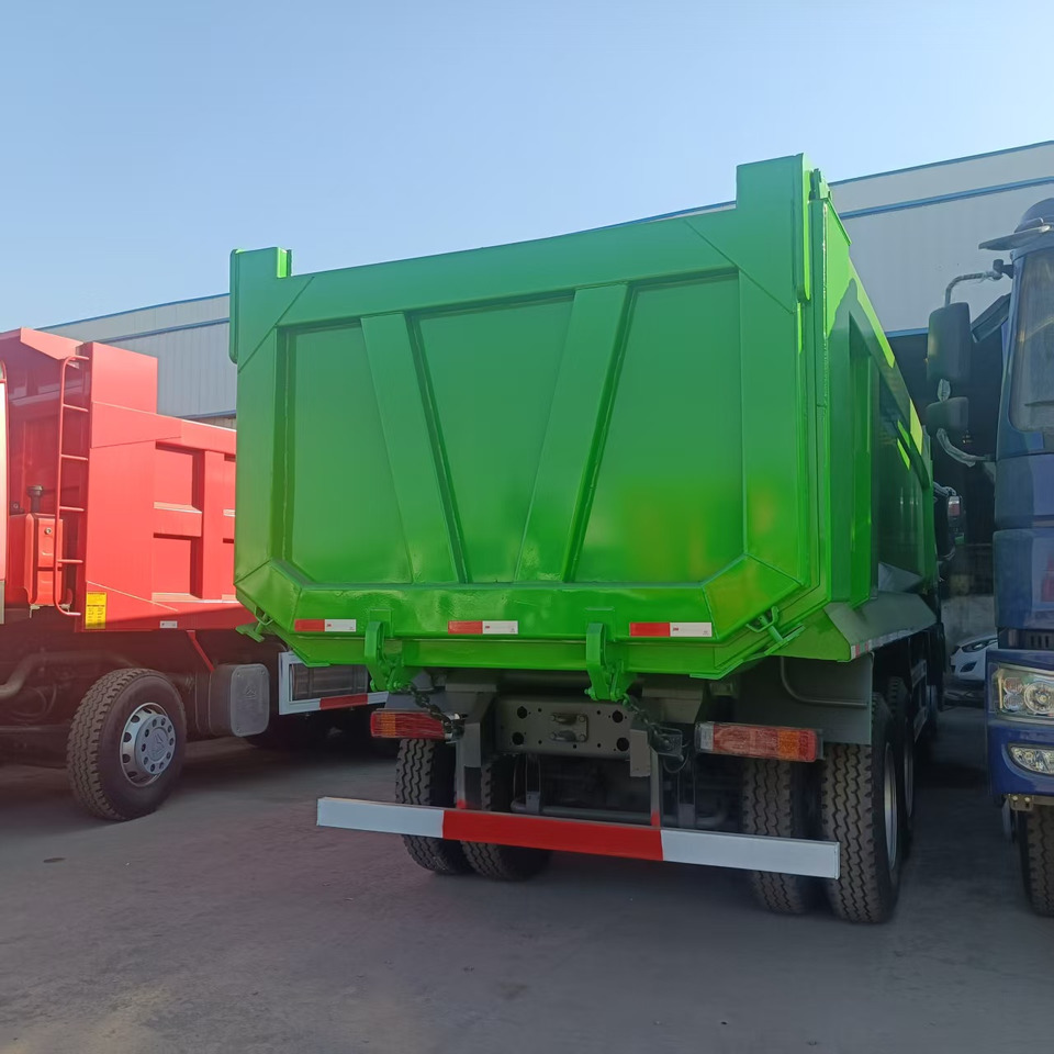 SINOTRUK HOWO 8x4 - Box truck: picture 5 SINOTRUK HOWO 8x4 - Box truck: picture 5