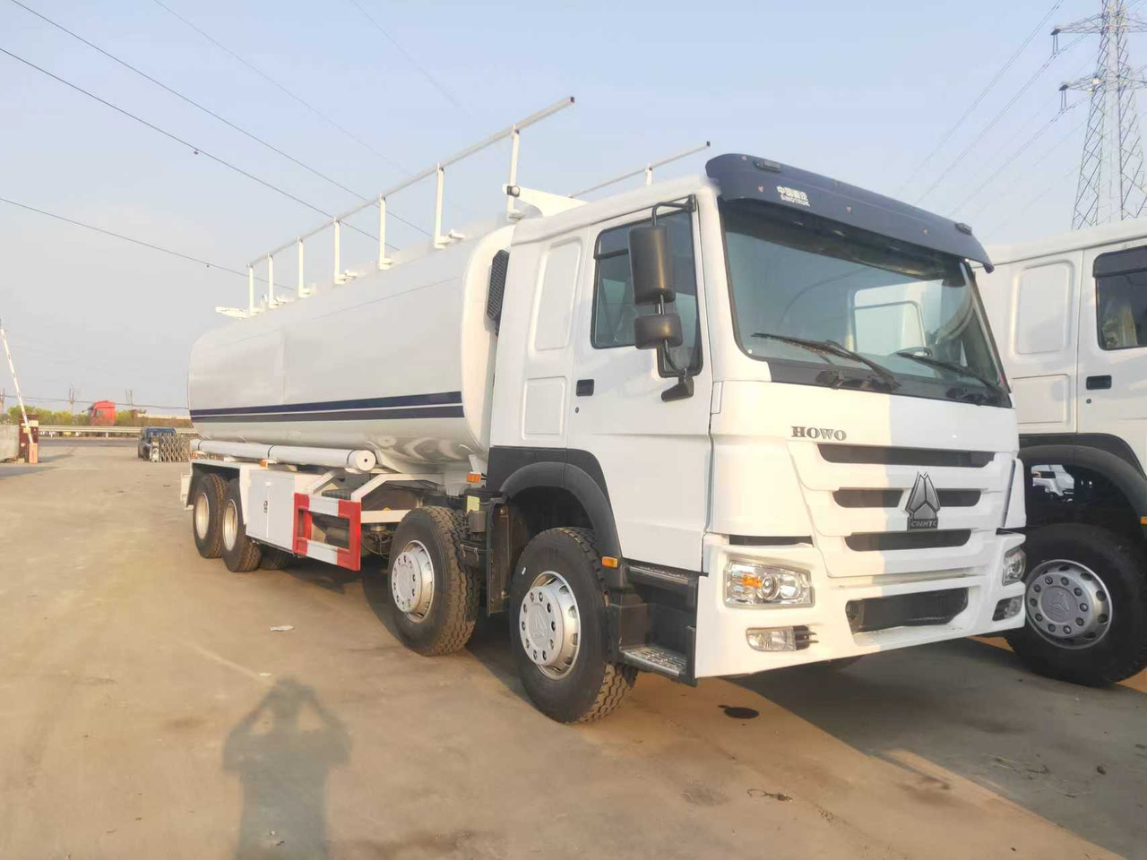 SINOTRUK HOWO Fuel Tank - Tank truck: picture 1 SINOTRUK HOWO Fuel Tank - Tank truck: picture 1