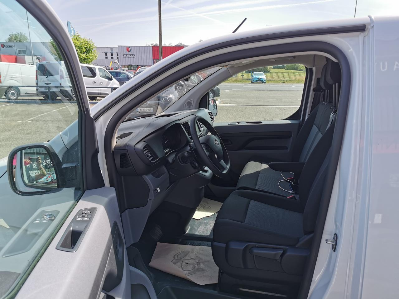 Opel Vivaro fourgon 2.0 D 145CH FRIGORIFIQUE POSITIF THERMOKING - Refrigerated van: picture 4 Opel Vivaro fourgon 2.0 D 145CH FRIGORIFIQUE POSITIF THERMOKING - Refrigerated van: picture 4