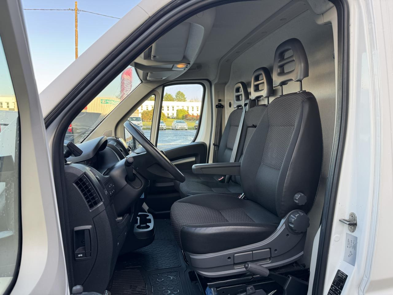 PEUGEOT Boxer 3.5t L2H2 2.2 HDi S&S - 140 III FOURGON TOLE Fourgon Tolé 335 L2H2 PHASE 3 - Panel van: picture 4 PEUGEOT Boxer 3.5t L2H2 2.2 HDi S&S - 140 III FOURGON TOLE Fourgon Tolé 335 L2H2 PHASE 3 - Panel van: picture 4