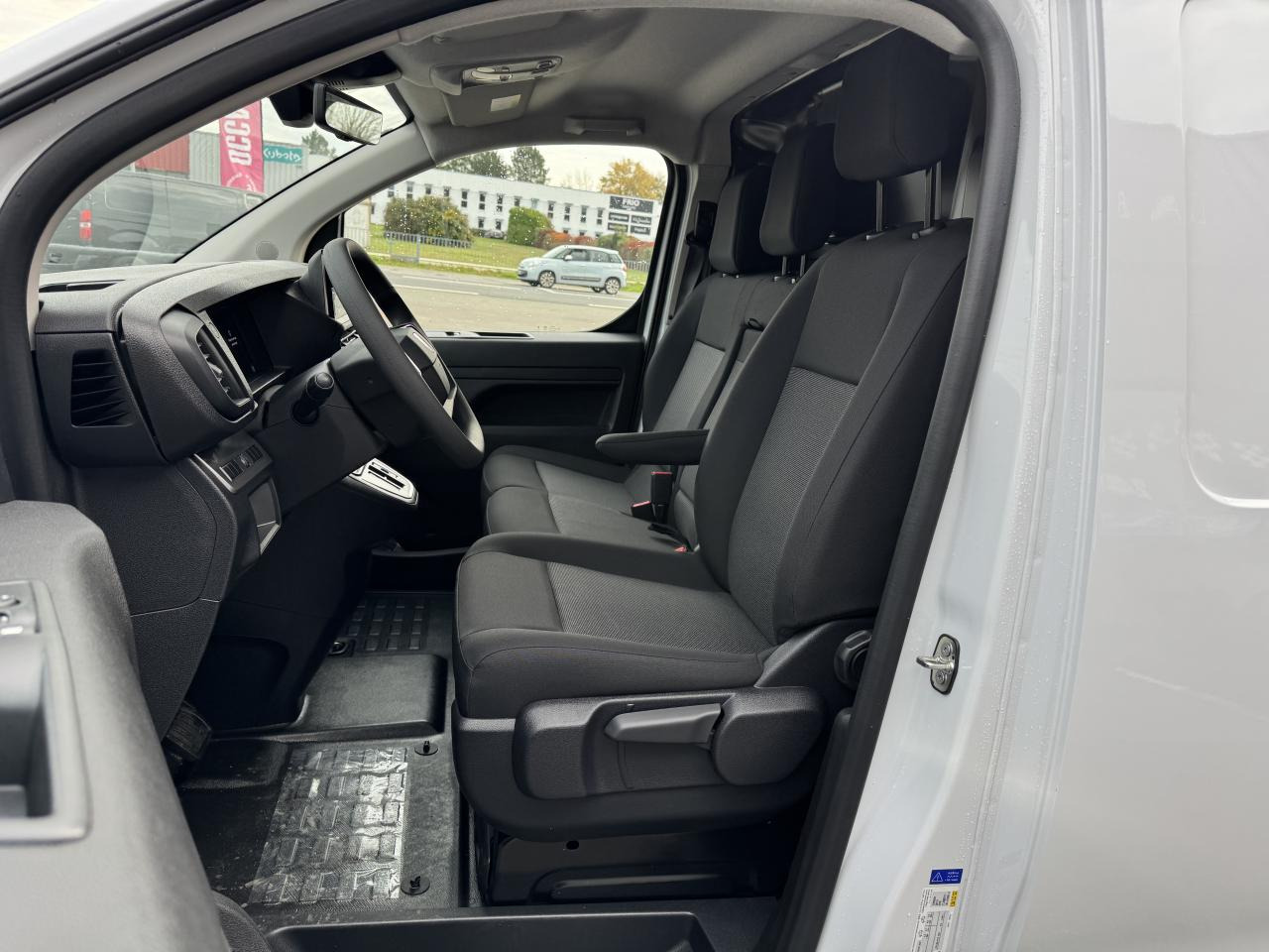 PEUGEOT Expert M 2.0 BlueHDi - 145 S&S - BV EAT8 III FOURGON Fourgon PHASE 2 - Panel van: picture 5 PEUGEOT Expert M 2.0 BlueHDi - 145 S&S - BV EAT8 III FOURGON Fourgon PHASE 2 - Panel van: picture 5