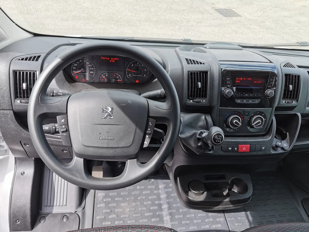 Peugeot Boxer 435 L4 2.2 BLUEHDI 140 S&S PREMIUM - Flatbed van: picture 4 Peugeot Boxer 435 L4 2.2 BLUEHDI 140 S&S PREMIUM - Flatbed van: picture 4