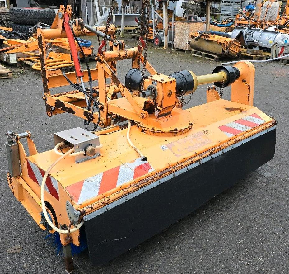 Dücker FKM 2200 Frontkehrmaschine Kehrmaschine Straßenkehrmaschine Kehrbesen für Unimog UGE UGN 405 427 424 U 300 400 500 - Broom: picture 2 Dücker FKM 2200 Frontkehrmaschine Kehrmaschine Straßenkehrmaschine Kehrbesen für Unimog UGE UGN 405 427 424 U 300 400 500 - Broom: picture 2