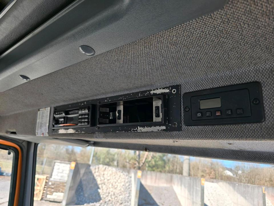 Dropside/ Flatbed truck Mercedes-Benz Vario 614D Pritsche Doka 2002 Nissen VLT Verkehrsleittafel Absperrtafel LKW Vorwarntafel: picture 10 Dropside/ Flatbed truck Mercedes-Benz Vario 614D Pritsche Doka 2002 Nissen VLT Verkehrsleittafel Absperrtafel LKW Vorwarntafel: picture 10