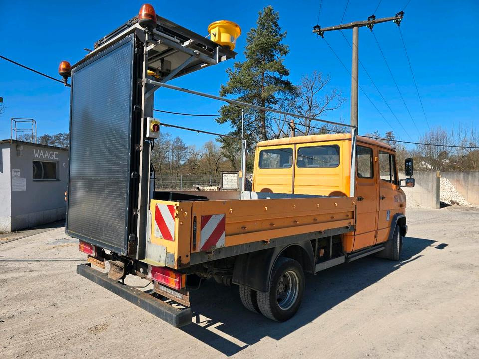 Mercedes-Benz Vario 614D Pritsche Doka 2002 Nissen VLT Verkehrsleittafel Absperrtafel LKW Vorwarntafel - Dropside/ Flatbed truck: picture 3 Mercedes-Benz Vario 614D Pritsche Doka 2002 Nissen VLT Verkehrsleittafel Absperrtafel LKW Vorwarntafel - Dropside/ Flatbed truck: picture 3