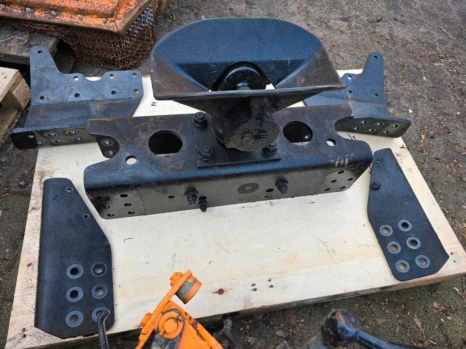 Unimog Anhängerkupplung mit Q36 Querträger für U 430 427 423 530 527 318 400 500 Mercedes-Benz Kupplung - Spare parts for Trailer: picture 1 Unimog Anhängerkupplung mit Q36 Querträger für U 430 427 423 530 527 318 400 500 Mercedes-Benz Kupplung - Spare parts for Trailer: picture 1