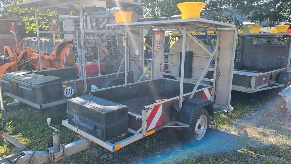 Nissen Absperrtafel VZ616 Sperrwand Verkehrsleittafel Verkehrsleitanhänger Verkehrssicherungsanhänger Leitanhänger Horizont Verkehrssicherung VLT VWT - Trailer: picture 2 Nissen Absperrtafel VZ616 Sperrwand Verkehrsleittafel Verkehrsleitanhänger Verkehrssicherungsanhänger Leitanhänger Horizont Verkehrssicherung VLT VWT - Trailer: picture 2