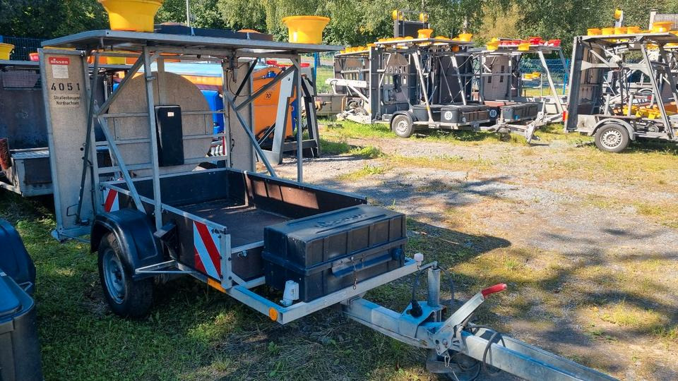 Nissen Absperrtafel VZ616 Sperrwand Verkehrsleittafel Verkehrsleitanhänger Verkehrssicherungsanhänger Leitanhänger Horizont Verkehrssicherung VLT VWT - Trailer: picture 1 Nissen Absperrtafel VZ616 Sperrwand Verkehrsleittafel Verkehrsleitanhänger Verkehrssicherungsanhänger Leitanhänger Horizont Verkehrssicherung VLT VWT - Trailer: picture 1