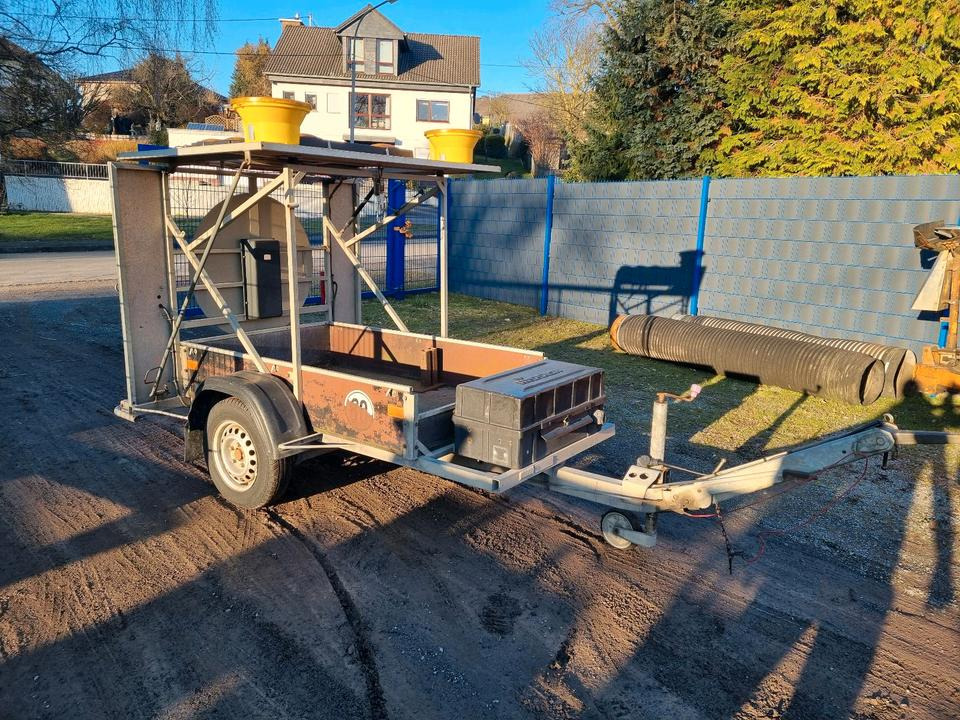 Trailer Nissen Absperrtafel VZ616 Verkehrssicherung Absperrtafel Verkehrssicherungsanhänger Sperrwand Verkehrsleittafel Verkehrsleitanhänger: picture 1