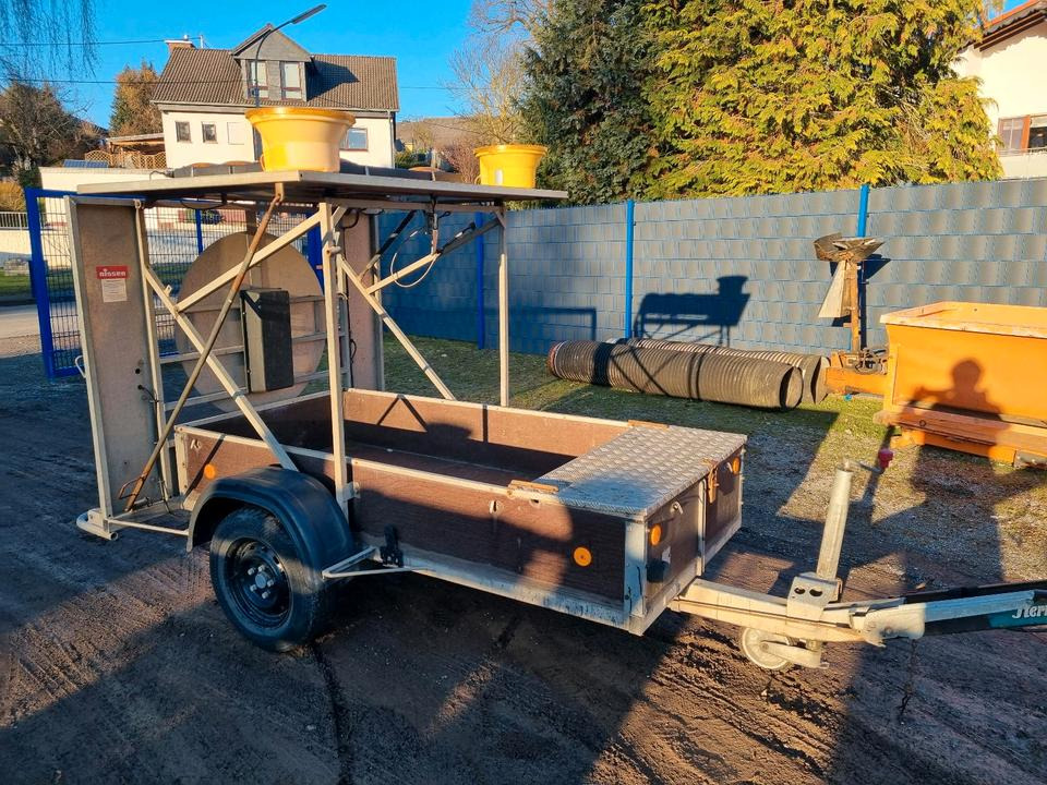 Nissen Absperrtafel nach RSA VZ 616 Verkehrsleittafel Verkehrsleitanhänger Verkehrssicherungsanhänger Absperrwand Sperrwand Horizont Trebbiner - Trailer: picture 2 Nissen Absperrtafel nach RSA VZ 616 Verkehrsleittafel Verkehrsleitanhänger Verkehrssicherungsanhänger Absperrwand Sperrwand Horizont Trebbiner - Trailer: picture 2