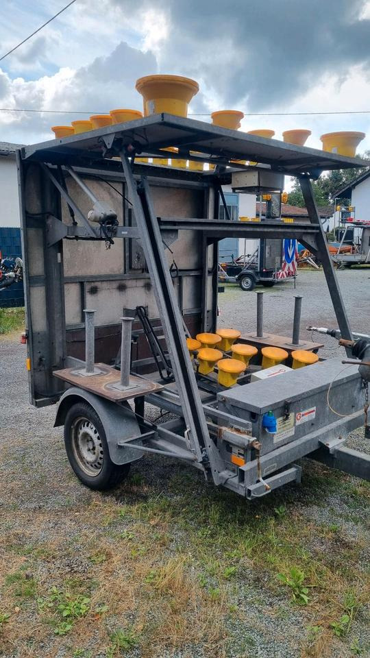 Nissen VZ616 Absperrtafel Absperranhänger Vorwarntafel Vorwarner Sperrwand Verkehrsleittafel Verkehrsleitanhänger - Trailer: picture 3 Nissen VZ616 Absperrtafel Absperranhänger Vorwarntafel Vorwarner Sperrwand Verkehrsleittafel Verkehrsleitanhänger - Trailer: picture 3